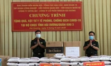 Lãnh đạo Ban Thanh niên Quân đội (bên trái) trao tặng vật chất, vật tư y tế chống dịch cho Bộ chỉ huy Quân sự tỉnh Hải Dương