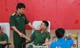 Lãnh đạo Trường Sĩ quan Chính trị thăm hỏi, động viên ĐVTN tham gia hiến máu 