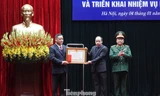 Thừa ủy quyền của Chủ tịch nước, Thượng tướng Hoàng Xuân Chiến trao tặng Huân chương Lao động hạng Nhất cho Ban Quản lý Quảng trường Ba Đình, sáng 4/1.