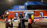 Các lực lượng của Quân đội đưa ngư dân Lê Văn Dũng đi cứu chữa sau khi hạ cánh xuống sân bay Tân Sơn Nhất 