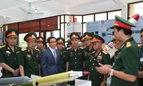 Phó thủ tướng Vũ Đức Đam cùng lãnh đạo Bộ Quốc phòng tham quan sản phẩm nghiên cứu khoa học tại Học viện Kỹ thuật Quân sự, tháng 9/2017