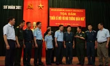 Ban tổ chức tọa đàm và các đại biểu trao đổi với chiến sĩ mới tại buổi tọa đàm, sáng 26/4