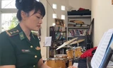 Nữ quân nhân Biên phòng tự đệm đàn hát ‘Lời ru nơi tuyến đầu’ đầy cảm xúc