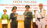Đại tướng Tô Lâm trao tặng Bằng khen cho các cá nhân có thành tích xuất sắc trong học tập, thực hiện 6 điều Bác Hồ dạy. 