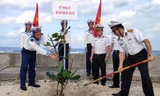 ĐVTN Vùng 4 Hải quân hưởng ứng Tết trồng cây 2021 trên đảo An Bang thuộc quần đảo Trường Sa. Ảnh: QCHQ