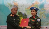 Thượng tướng Nguyễn Chí Vịnh, Thứ trưởng Bộ Quốc phòng trao quyết định của Chủ tịch nước cho nữ sĩ quan Việt Nam đầu tiên đi làm nhiệm vụ gìn giữ hoà bình Liên hợp quốc, tháng 10/2017. Ảnh: Nguyễn Minh