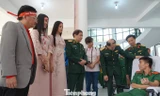 Lãnh đạo Học viện KTQS, Bệnh viện T.Ư Quân đội 108, Báo Tiền Phong, Hoa hậu Trần Tiểu Vy và Á hậu Nguyễn Thúy An trò chuyện với ĐVTN Học viện KTQS tham gia hiến máu tại Chủ nhật Đỏ