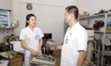 Đại úy Bùi Thị Hoa (bên trái) trao đổi công việc cùng đồng nghiệp 