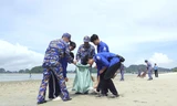 Tuổi trẻ Quân đội và đơn vị kết nghĩa chung tay làm sạch biển Hạ Long