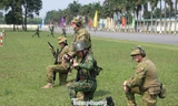 Quân nhân Việt Nam và Úc tham gia bắn biểu diễn tại lễ bế mạc tập huấn ở Trung tâm Huấn luyện quân sự Miếu Môn, chiều 18/2