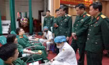 Lãnh đạo Học viện Quân y và Ban Thanh niên Quân đội trò chuyện với ĐVTN tham gia hiến máu tình nguyện, sáng 29/2