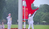 Chiến sĩ Đội Tiêu binh Danh dự (Đoàn 275) thực hiện động tác tung cờ trong nghi lễ chào cờ buổi sáng tại Quảng trường Ba Đình
