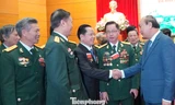 Thủ tướng Nguyễn Xuân Phúc cùng các cựu chiến binh ưu tú. Ảnh: Nguyễn Minh