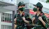 Hai nữ học viên Xương Phương Hồng (trái) và Nguyễn Thị Khuê Minh của Học viện Quân y đang trong thời gian tập huấn để sẵn sàng chi viện cho tuyến đầu. Ảnh: Nguyễn Minh