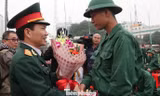 Trung tá Nguyễn Minh Hoan, Phó trưởng Ban Thanh niên Quân đội tặng quà, động viên thanh niên thành phố Vinh lên đường nhập ngũ, sáng 12/2