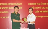 Trưởng đoàn Sĩ quan trẻ Việt Nam tặng quà lưu niệm cho thành viên đoàn sĩ quan trẻ Singapore sang Việt Nam giao lưu, chiều 1/7
