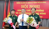 Bí thư Thành ủy Đà Nẵng Trương Quang Nghĩa chúc mừng Đại tá Nguyễn Quốc Hương và Đại tá Trương Chi Lăng.