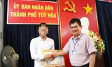 Ông Nguyễn Lương Sinh, Phó Chủ tịch UBND TP Tuy Hòa (phải).