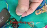 Chiếc khăn lụa vừa có mác Made in Vietnam và Made in China (ảnh từ FB Dang Nhu Quynh)