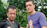 Hai cha con Ozil khi còn sát cánh bên nhau.