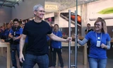 Tim Cook mở cửa Apple Store trong ngày mở bán iPhone 6. Ảnh: WP