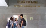 Việc đình chỉ 1 năm học với nữ sinh mang 8 cuốn tài liệu photo giáo trình vào trường để tặng một người em cùng quê khóa sau của trường Đại học Luật TPHCM đang gây nhiều tranh cãi.