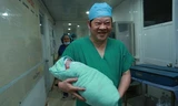 GS-TS Nguyễn Viết Tiến và em bé đầu tiên ra đời bằng phương pháp mang thai hộ