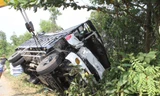 Hiện trường xe tải lật ngang bên đường