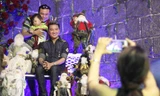 Hàng trăm người chen lấn chụp ảnh Noel tại biệt thự triệu USD của Mr Đàm