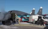 Tổ hợp EPS-14 (khoanh tròn) gắn bên dưới chiếc Su-34. Ảnh: Livejournal.