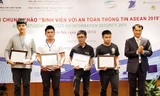 Sinh viên Thái Trường Duy (thứ 2 từ trái sang) đại diện đội tuyển ISITDTU của ĐH Duy Tân nhận giải Ba 