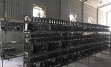 Một xưởng với hàng chục máy đào tiền điện tử.