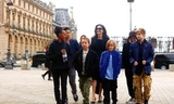 Angelina Jolie cùng 6 con nổi bật trên phố Paris