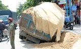 Xe ben sụp ‘hố tử thần’ trên tuyến đường thường xuyên ngập nặng