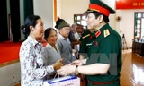 Đại tướng Ngô Xuân Lịch, Ủy viên Bộ Chính trị, Phó Bí thư Quân ủy Trung ương, Bộ trưởng Bộ Quốc phòng thăm hỏi tặng quà các đối tượng chính sách. (Ảnh: An Đăng/TTXVN)