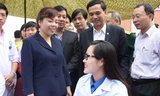Bộ trưởng Bộ Y tế Nguyễn Thị Kim Tiến động viên bác sĩ trẻ Doãn Thanh Hương từ Hà Nội tình nguyện nhận công tác tại Điện Biên (Nguồn: An ninh thủ đô)