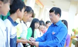 Bí thư thứ nhất T.Ư Đoàn Lê Quốc Phong trao tặng học bổng cho học sinh nghèo học giỏi tại Sào Báy