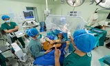 Nhạc sĩ Li chơi đàn trong ca phẫu thuật não để chữa trị chứng loạn trương lực cơ. Ảnh: Rex