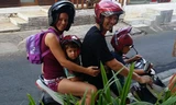Cả gia đình đi khám phá vùng Ubud, Ấn Độ bằng xe máy. Ảnh: Barcroft.