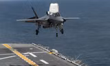 F-35B trong quá trình thử nghiệm hạ cánh thẳng đứng. Ảnh: Hải quân Mỹ.