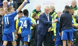 Thầy trò Ranieri đang viết câu chuyện cổ tích tại Leicester. Ảnh: Reuters