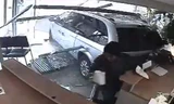 Lùi xe vỡ cửa kính văn phòng, chèn trúng người phụ nữ