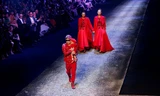 Hoàng Thùy ghép đôi ấn tượng cùng bản sao trên sàn catwalk