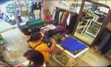 Camera ghi hình nữ quái trộm iPhone ở shop thời trang