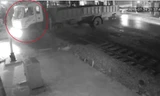 Tài xế bất lực nhìn tàu hoả đâm nát xe tải