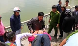 Người dân đưa nạn nhân lên bờ.