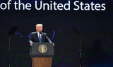 Thiết bị Teleprompter đặt hai bên tổng thống Trump với tác dụng hiển thị văn bản, hỗ trợ thuyết trình. Ảnh: Hoàng Hà.