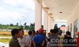 Rất đông người thân, bạn bè và hàng xóm gia đình cháu Hiếu đã đến theo dõi khi cơ quan chức năng tiến hành khám nghiệm tử thi điều tra nguyên nhân tử vong