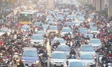 Lượng xe cộ lớn là một trong những nguyên nhân chính gây ô nhiễm không khí ở Hà Nội. Ảnh: Ngọc Thành