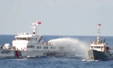 Tàu Trung Quốc liên tục hung hăng xịt vòi rồng vào tàu kiểm ngư Việt Nam